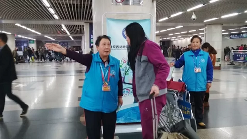 地铁A口志愿者为旅客指引1
