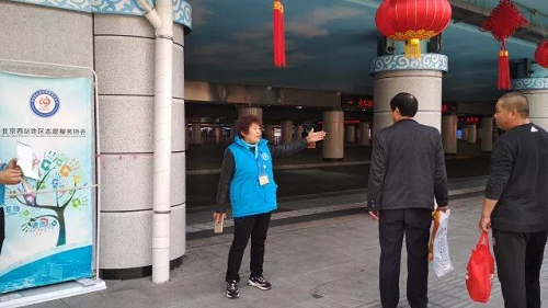 北下沉广场志愿者为旅客服务2