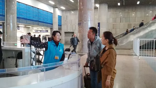 北二咨询台为旅客服务3