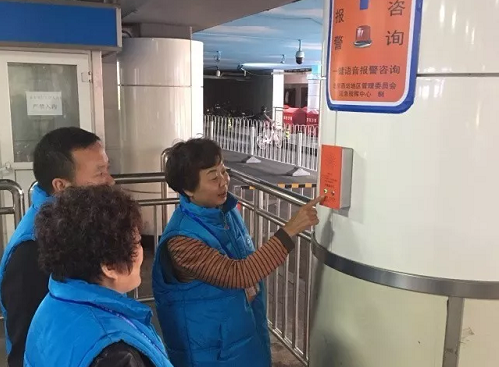 志愿者学习使用“一键语音报警咨询装置”7