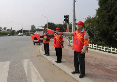 老党员志愿者路口服务中1