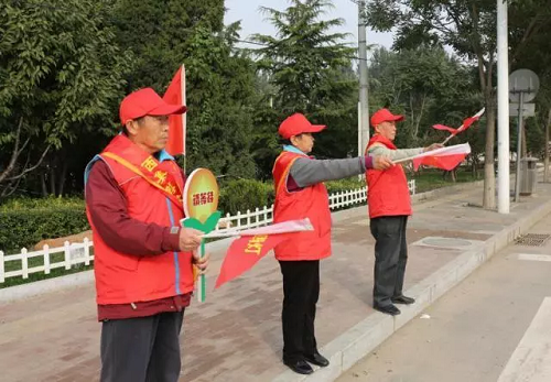 老党员志愿者路口服务中2