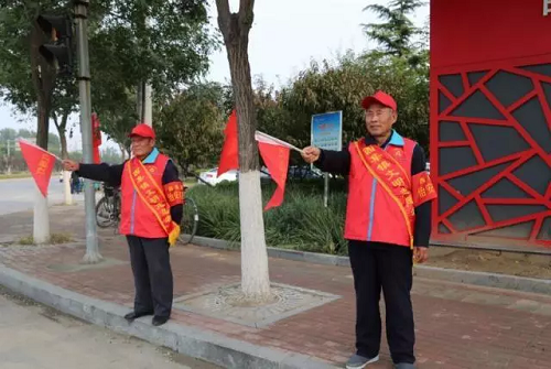 老党员志愿者路口服务中3