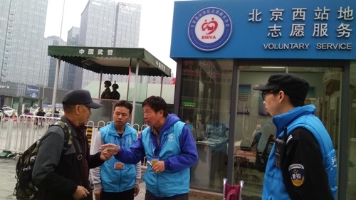 志愿者为旅客指路