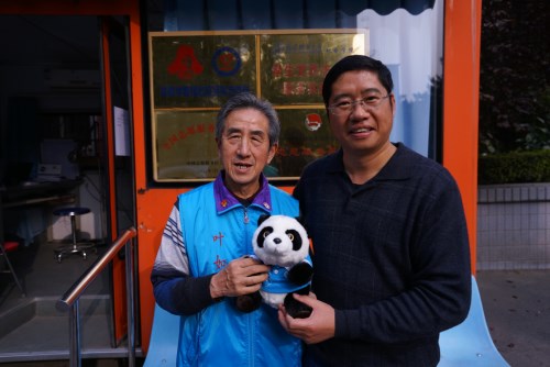 3-志愿中心副主任陈炳具为叶如陵老人送上志愿熊猫吉祥物_副本