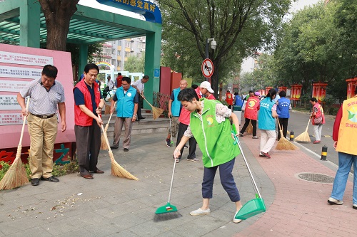 志愿者清扫广场1