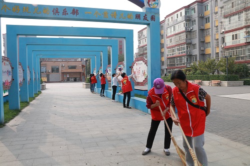 志愿者清扫广场2