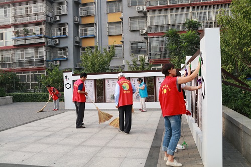 志愿者擦拭文化宣传回廊