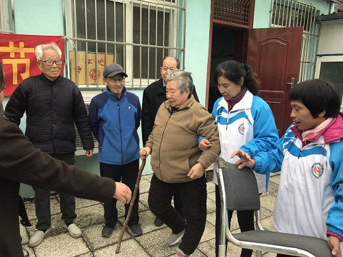 志愿者搀扶行动不便的老人