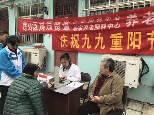 医疗志愿者为老人义诊