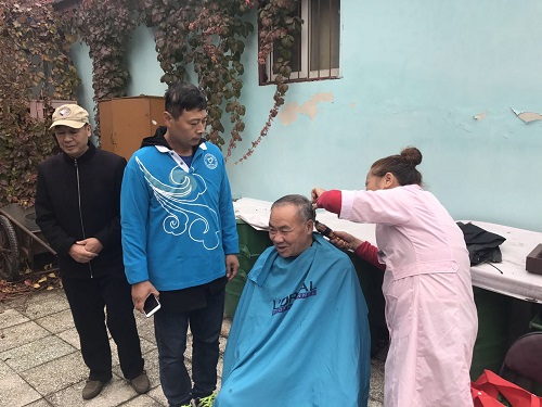 志愿者为老人理发