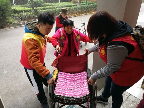 志愿者帮助老人
