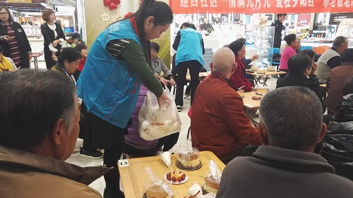 志愿者分发制作材料