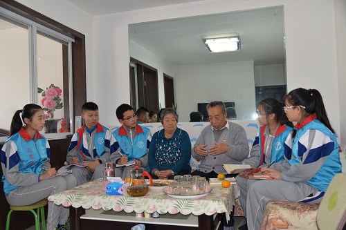 1-青年志愿者入户与老人交谈