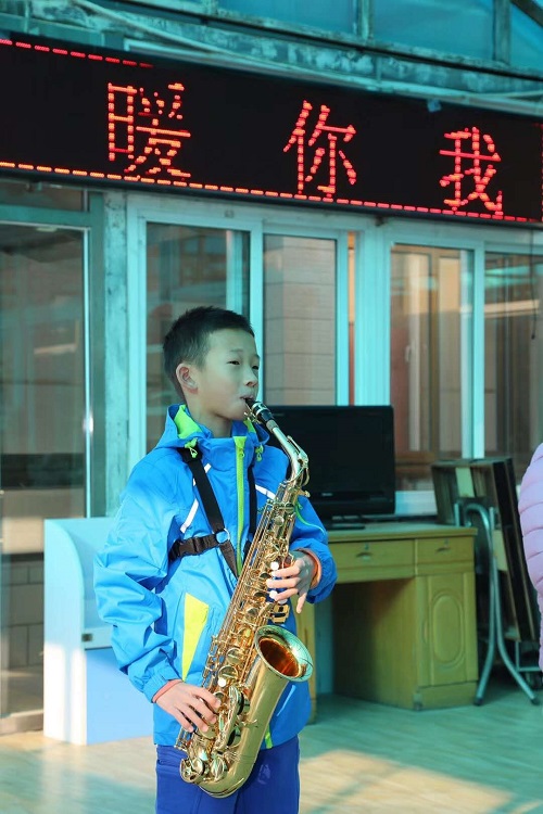 小志愿者演奏乐器
