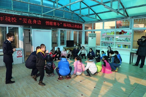 志愿者与福利院的孩子们做游戏
