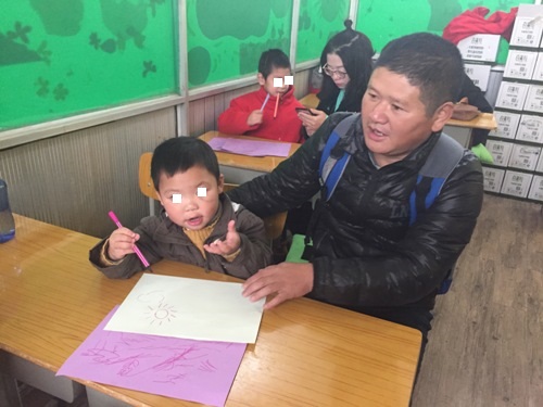 志愿者与孩子互动