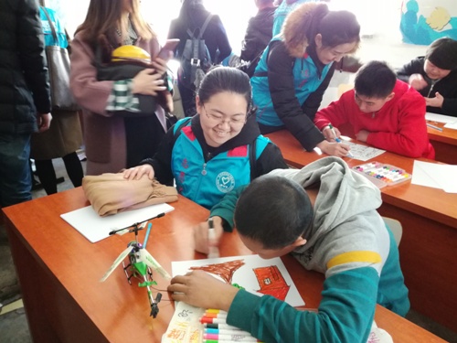 与孩子们一起画画