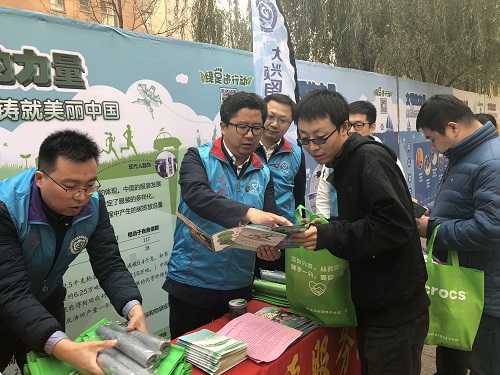 团市委副书记毛晓刚为居民介绍垃圾分类方法