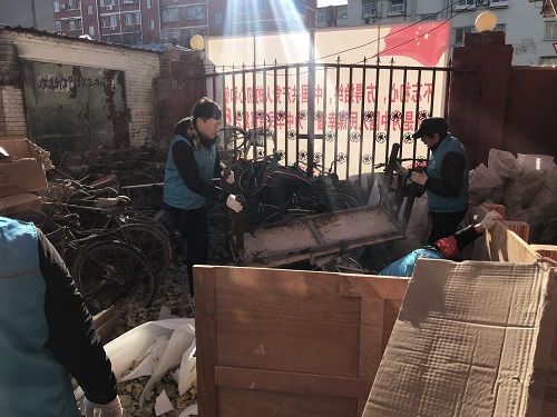 志愿者清理废旧物品