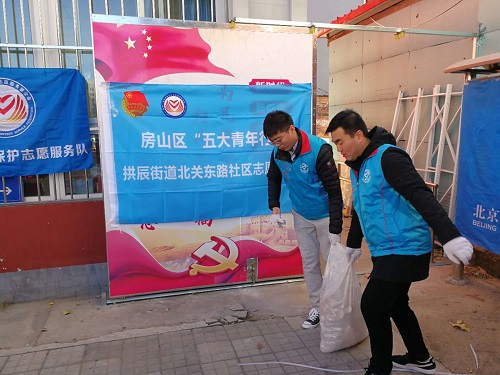 团市委驻点干部搬运废旧物品