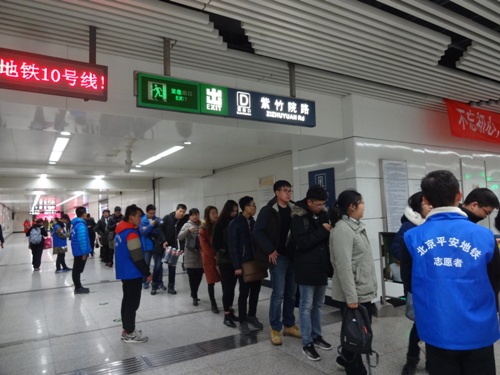 1志愿者引导乘车有序排队进站