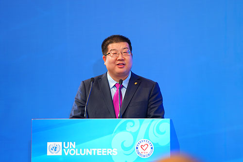 8-李健同志主持闭幕式