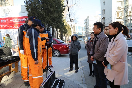团市委办公室副主任郭旭、团区委副书记（主持工作）钟棉棉与应急志愿者亲切交流