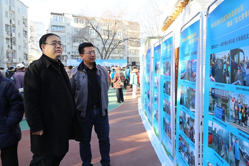 团市委办公室副主任郭旭，团区委副书记吕言飞观看房山区推动“五大青年行动”展板