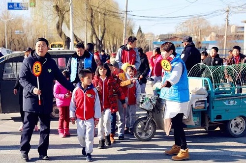 志愿者引导小学生安全过马路1