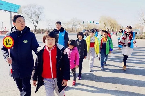 志愿者引导小学生安全过马路2