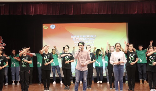 志愿者代表演绎志愿歌曲《搭把手》5