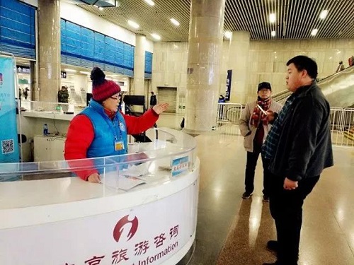 志愿者解答旅客咨询3