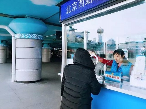 志愿者为旅客答疑4