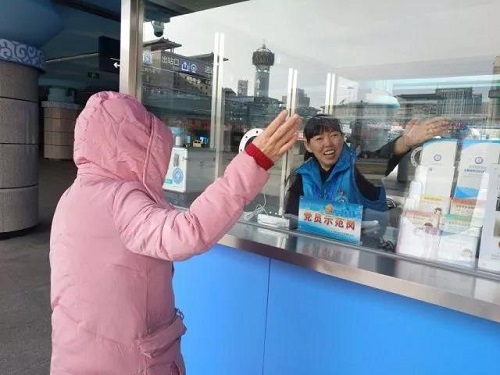志愿者为旅客答疑5