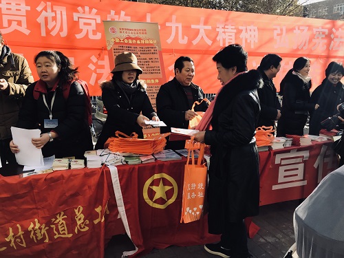 奥运村街道团员青年为过路群众发放法律宣传材料