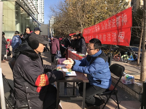 青年干部志愿岗在宣传日现场为群众答疑解惑