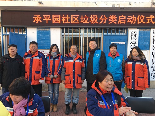 社区志愿者和团市委驻点干部合影5