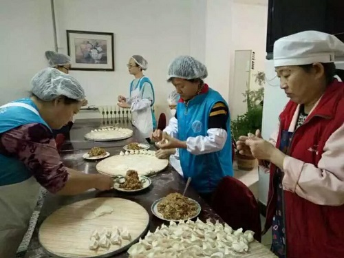 志愿者们精心包制饺子1