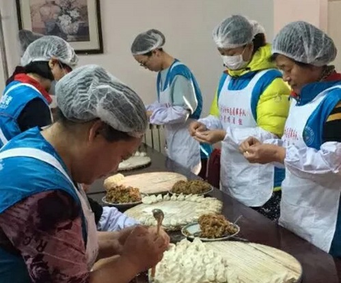 志愿者们精心包制饺子2