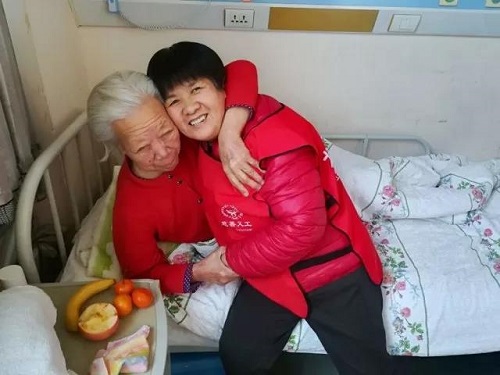 志愿者和老人在一起1