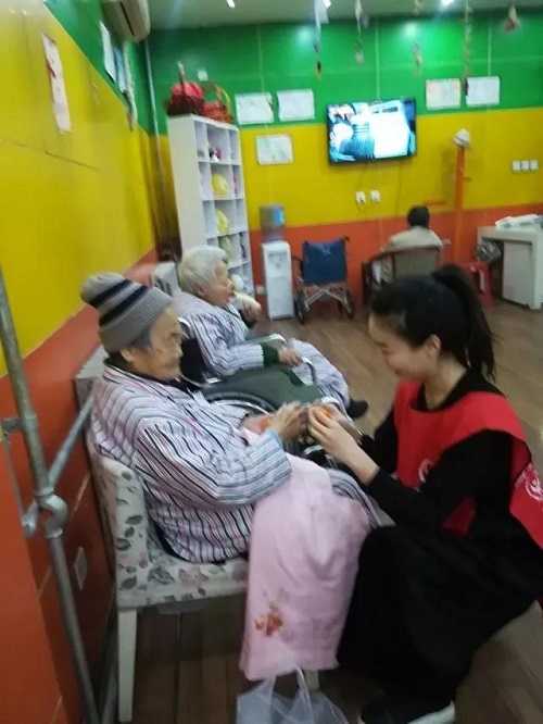 志愿者为老人剥水果2