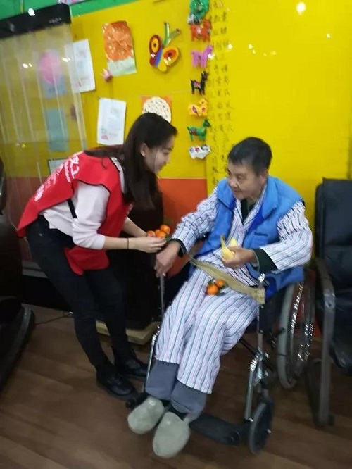 志愿者为老人剥水果3