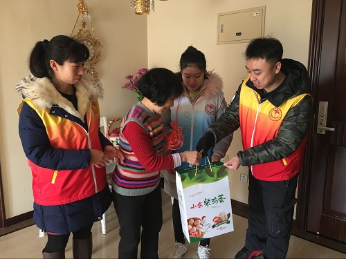 党员志愿者为独居老人送去慰问物资6