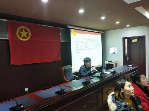 1 滨河街道团工委书记介绍志愿服务进社区工作开展情况及本次主题团日活动意义