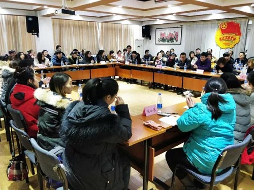 2-团员青年代表发言分享自己参与志愿服务进社区试点工作的感受