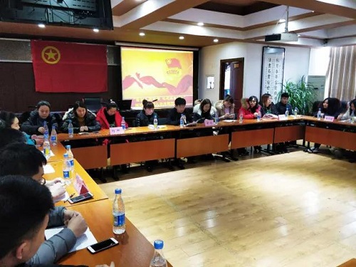 3 滨河街道团工委书记为到场团员讲授微团课