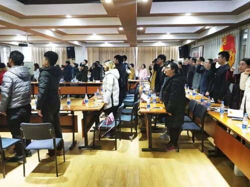 4 全体团干部、团员重温入团誓词