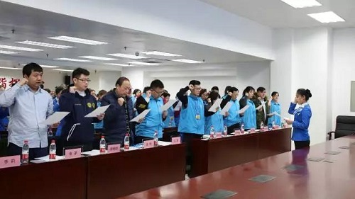 5 志愿者们宣读志愿者誓词
