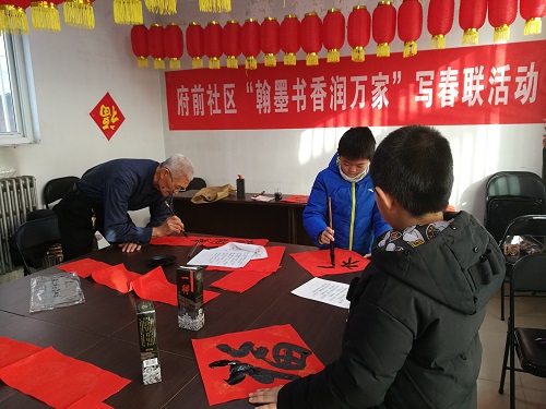小志愿者写福字